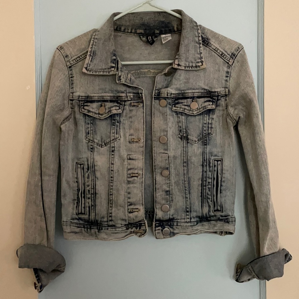 H&M DIVIDED Retro Crop Jean Jacket. Size 6.